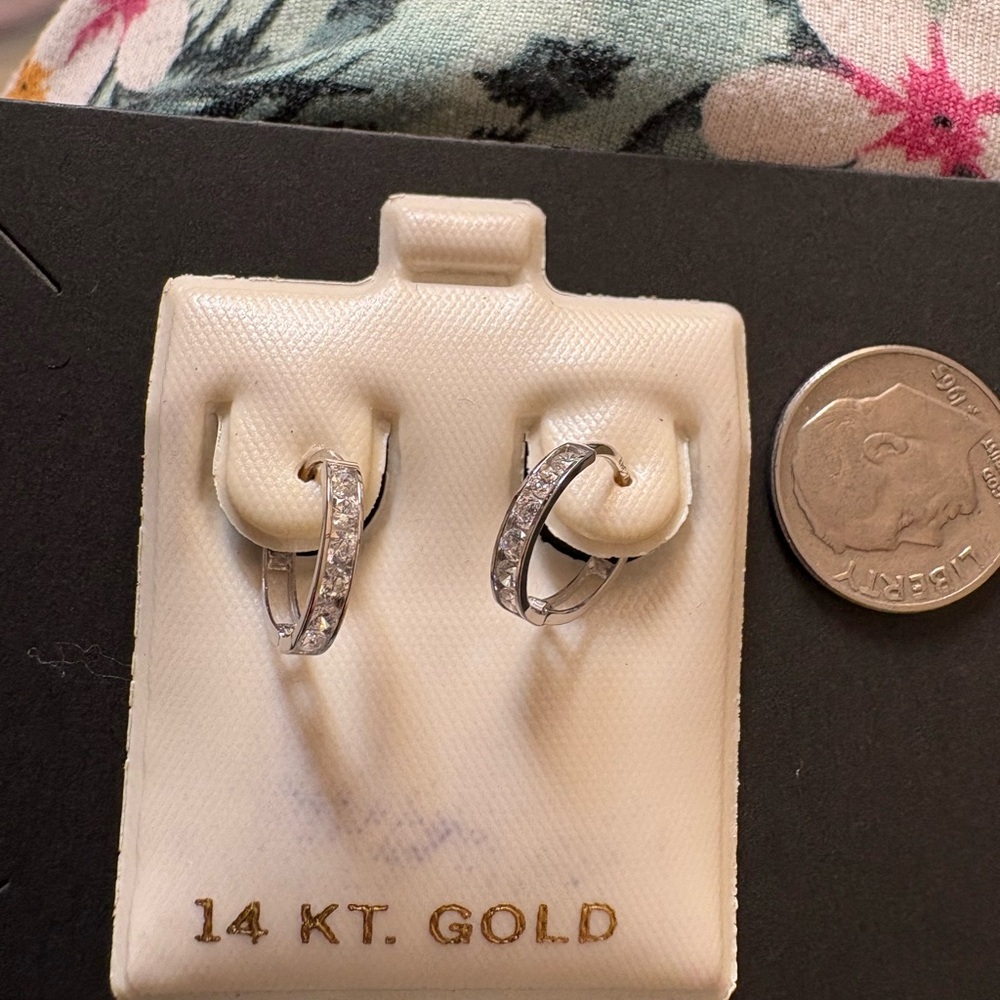 NWT Elegant White gold  Hoop Earrings, 14 k and circonias for girls.